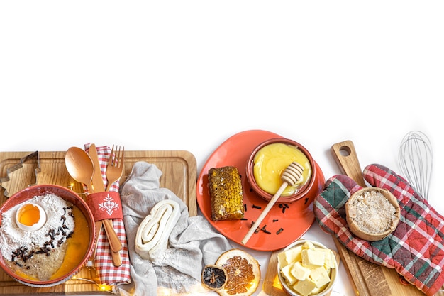 O masă cu preparate servite